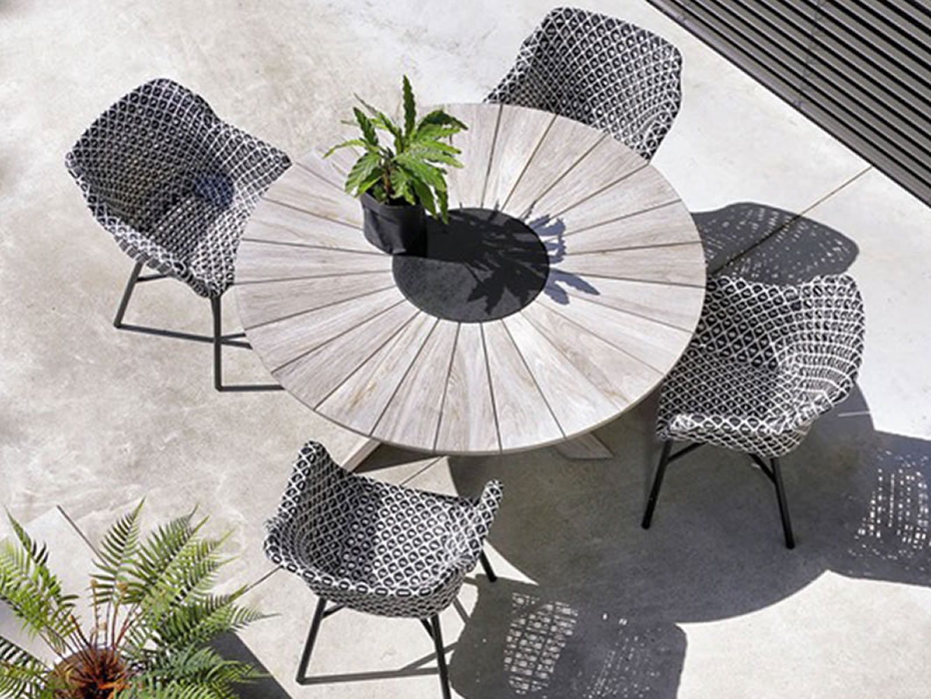 Table Provence Jambe Croisée